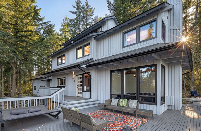 Channel View Retreat! 3 bedroom/3 bath