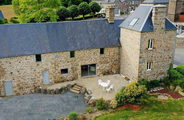 Character house with private garden, parking and pets welcome, near Mont-Saint-Michel