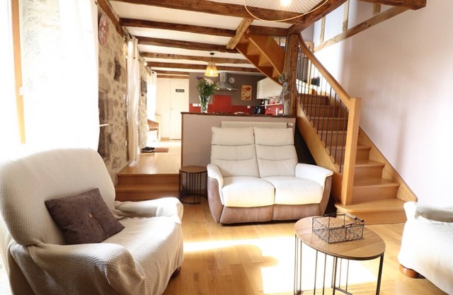 Character house with garden, fireplace and wifi in Châtaigneraie cantalienne