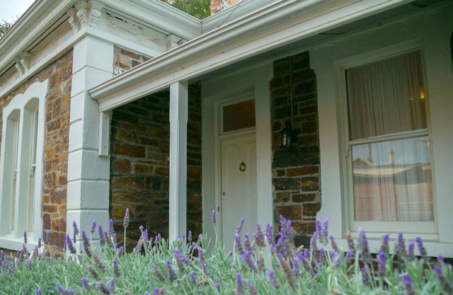 Character Cottage with Courtyard