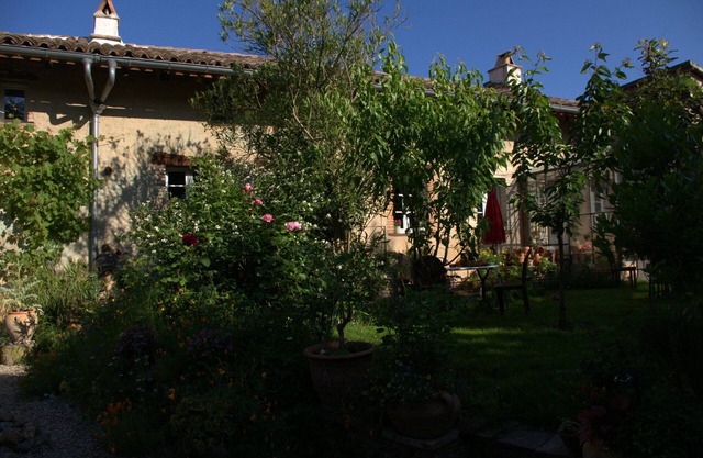 Character house with garden in a 13th century Bastide