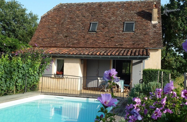 Character house with swimming pool in Loubressac near Rocamadour, Dordogne valley