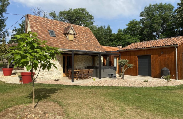 Characteristic stone gîte with Jacuzzi near Rocamadour and Gouffre de Padirac
