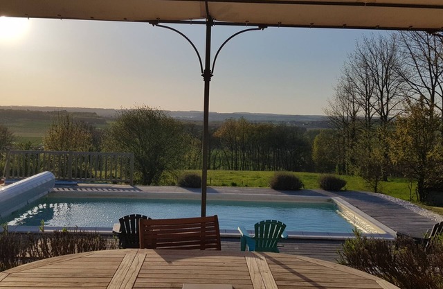 Charente idyllic setting, very quiet, heated swimming pool, sleeps 8