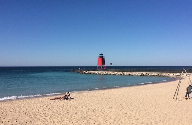 Charlevoix Mushroom Thatch House. Walk to Downtown. Beach Across the Street!
