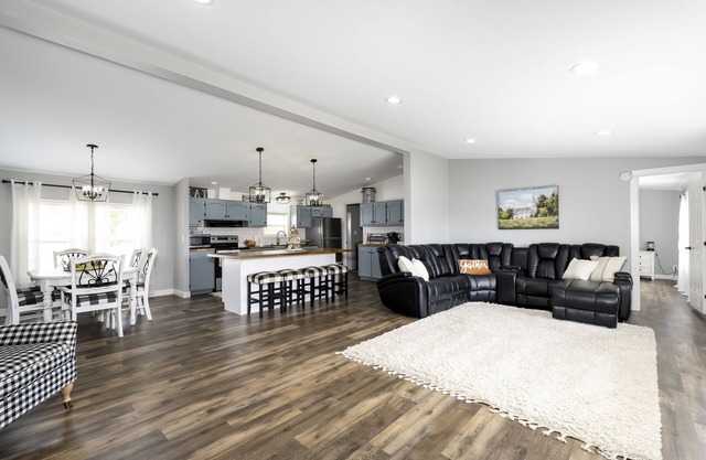 Charlie's Place, minutes to The Ark, Sleeps 7. Fishing, hiking, paddleboat.