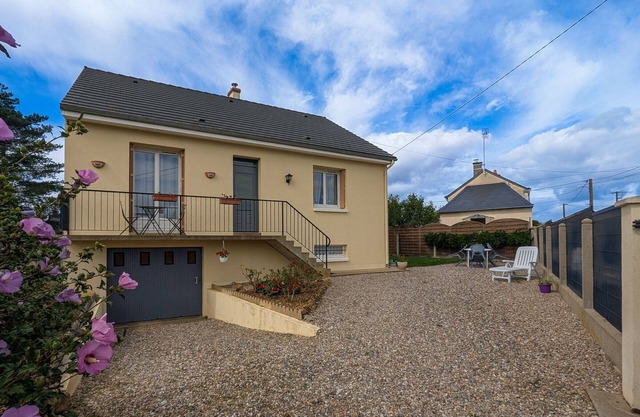 Charming Cottage in Berry: Near Brenne Park, Countryside Views, Fishing, and Historic Attractions