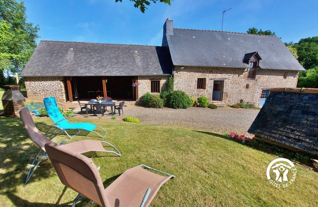 Charming Farmhouse in Mayenne: Garden, Bikes, Family Amenities, Near Mont Saint Michel