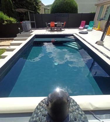 Charmante maison avec piscine chauffée, salle de cinéma et bar