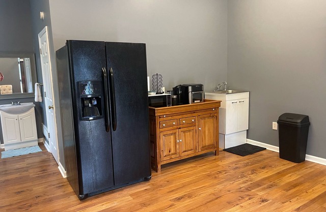 Charming 1-bedroom apartment with WiFi, AC in pleasant Hillsdale