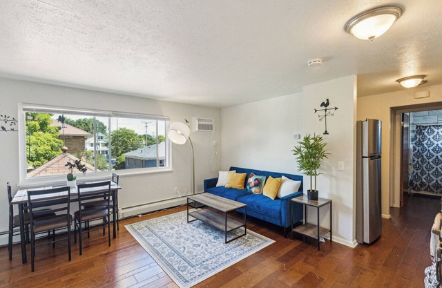 Charming 1-bedroom apartment in Lakewood with King Size Bed, WiFi and AC