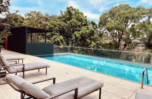 Charming 1-bedroom apartment with WiFi, fitness room and pool in San Jose, CR