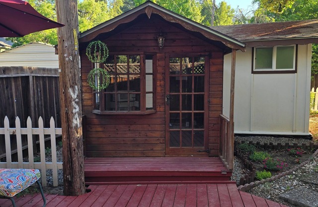 Charming 1-bedroom cottage with AC, WiFi in Danville, walkable to downtown.
