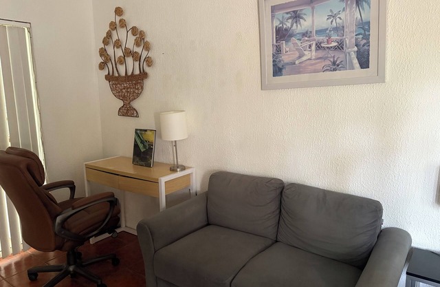 Charming 1-bedroom cottage with WiFi and AC in wonderful Miami