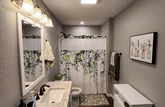 Charming 1-bedroom house in superb Eau Claire with AC, WiFi