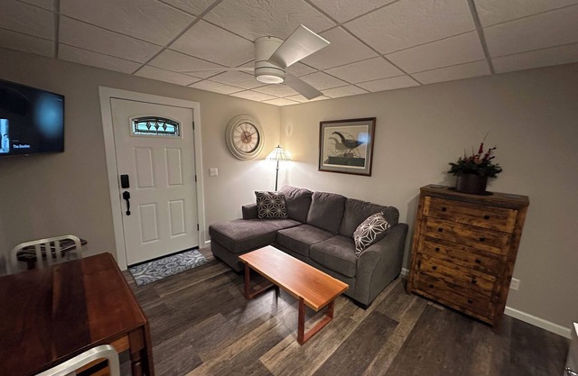 Charming 1-bedroom apartment in brilliant Ellwood City with WiFi, AC