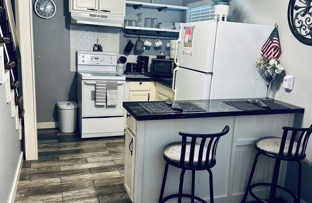Charming 1-bedroom cottage in welcoming San Antonio with AC