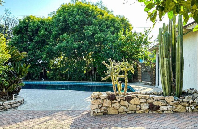 Charming 1 BR Poolside Retreat - Lou2-Bur