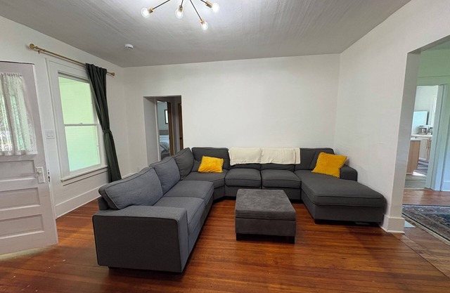 Charming 1900 home with furnished kitchen and king bed