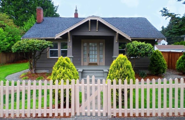 Charming 2 bed/1 bath Craftsman 1 block from downtown Issaquah