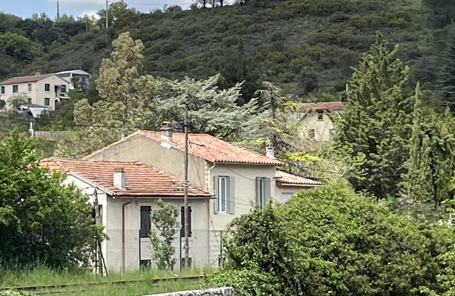 Charming 2 bed 2 bathroom house, secluded garden, sunny terrace, parking, wifi.