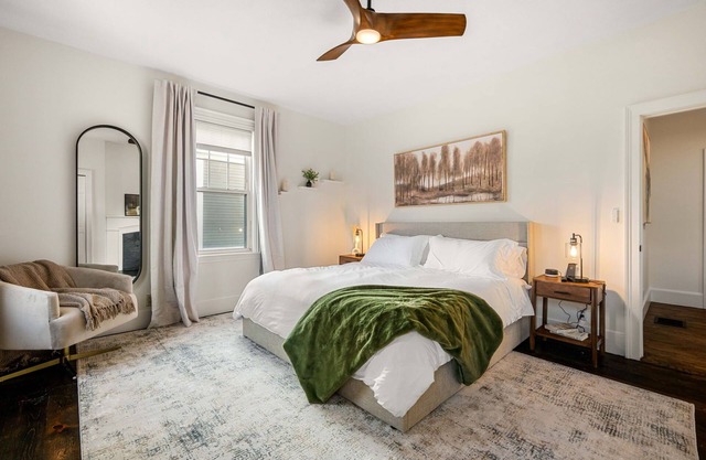 Charming 2-Bed Apt Free Parking King Bed 1 Mile to Downtown Salem!