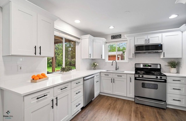 Charming 2-bedroom estate with WiFi, fitness room in delightful Oakbrook Terrace