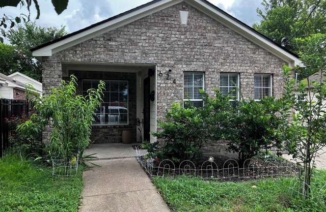 Charming 2-bed with Garden & WiFi in the eclectic Houston Heights near Downtown.