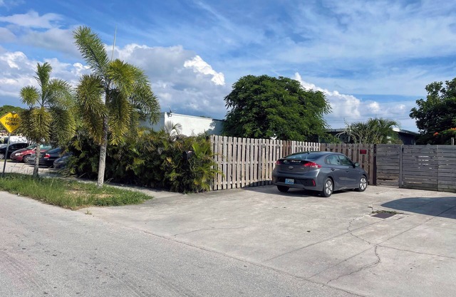 Charming 2 Bedroom Cottage Homestead with AC, WiFi in Deerfield Beach