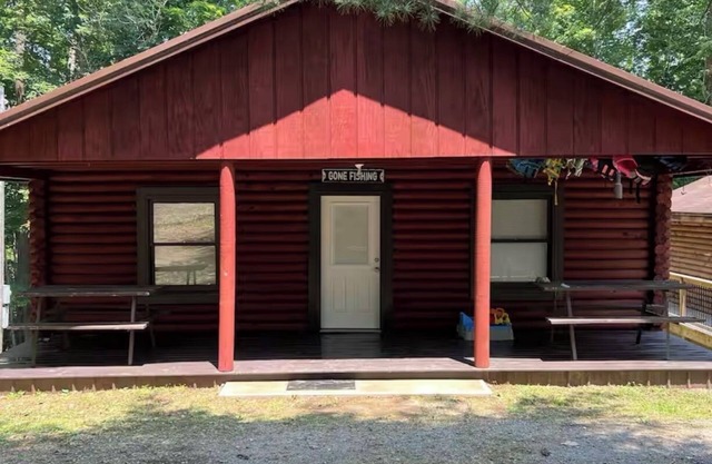 Charming 2-bedroom well equipped cabin at Lake Cumberland Marina,RussellSprings