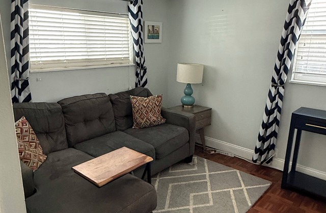 Charming 2-bedroom house in peaceful St. Petersburg with AC, Bonus Room