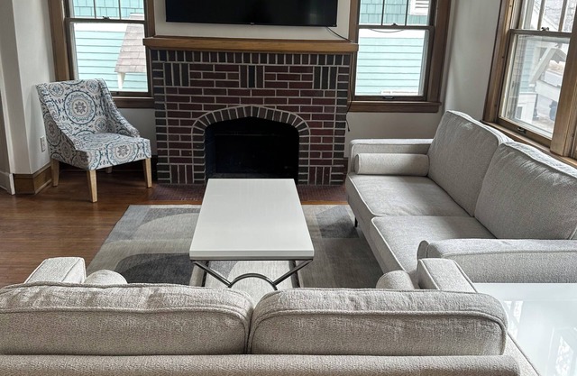 Charming 2-bedroom apartment in Saint Paul. Near MAC, UST, St. Kate's.