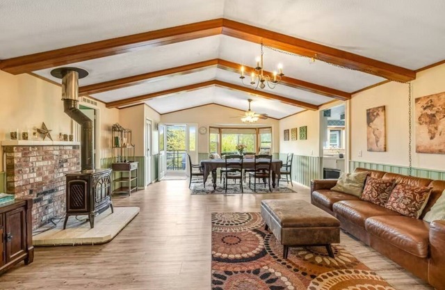 Charming 2-bedroom bungalow with hot tub in Deer Harbor. Walk to the marina!