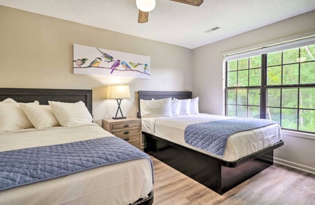 Charming 2-bedroom cabin with Tims For Lake views from your private deck!