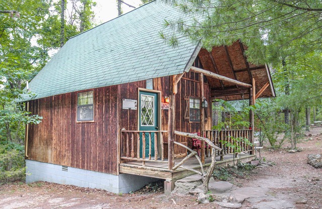 Charming 2-bedroom cabin just 3 miles from the Buffalo River- Redcloud Cabin