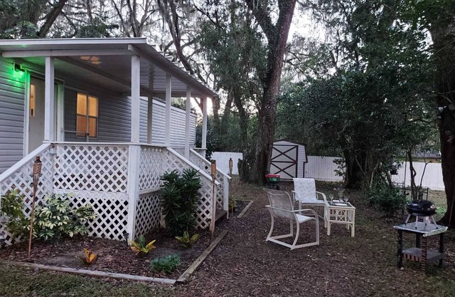 Charming 2-bedroom cottage in delightful Belleview with WiFi, AC