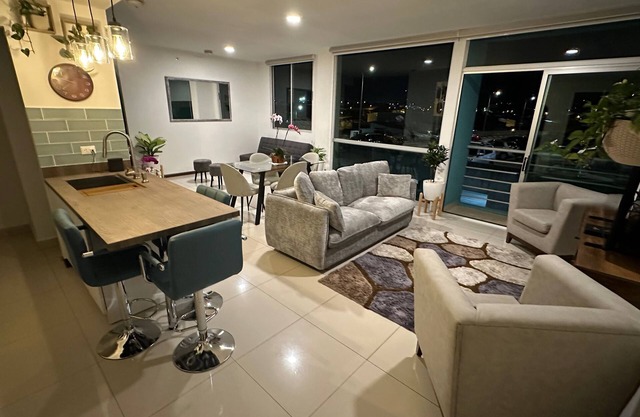 Charming 2-bedroom condo apartment with WiFi, fitness & pool in San José