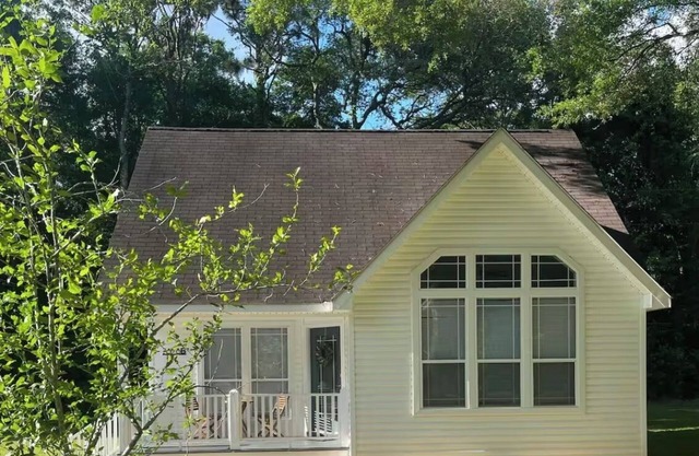 Charming 2-Bedroom Cottage Nestled Under Oak Trees