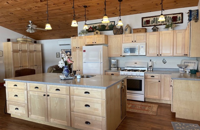 Charming 2 bedroom cottage overlooking Arnold Lake under 10 min to CDP