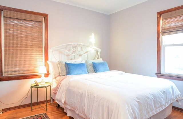 Charming 2-bedroom cottage in delightful Peoria with WiFi, AC