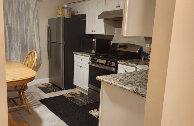 Charming 2-bedroom house with AC, WiFi in delightful Elizabeth