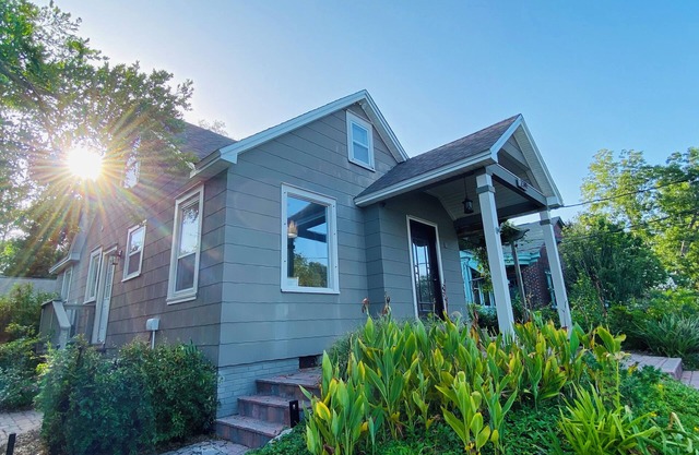 Charming 2-bedroom Magnolia Cottage in serene East Hill with WiFi, AC