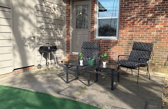 Charming 2-bedroom unit centrally located near the heart of downtown Greensboro