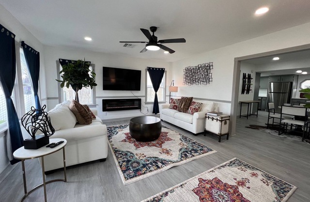 Charming 2-bedroom House w/AC near Downtown Bakersfield!