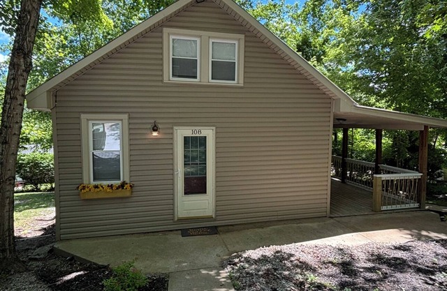 Charming 2-bedroom cabin on Nolin Lake with WiFi, AC, fire pit