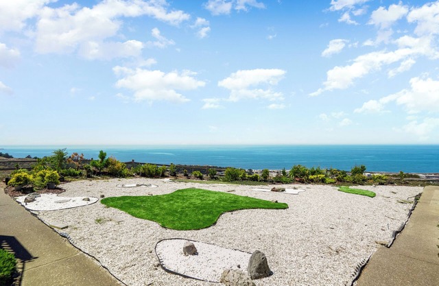 Charming 2BR Coastal Getaway in Pacifica