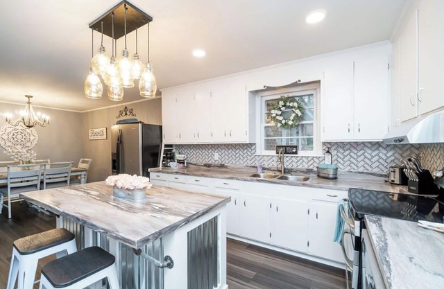 Charming 3 bdrm w/GAME ROOM & King Sized Bed and TV in Every Room