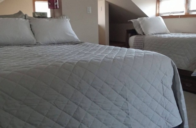 Charming 3-bedroom house with WiFi, AC in delightful Hamilton Township