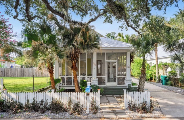 Charming 3-bedroom historic cottage in Bay Saint Louis with public beach access