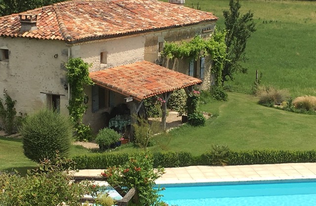 Charming 3-bedroom house, wi-fi and pool. Disconnect in beautiful countryside.